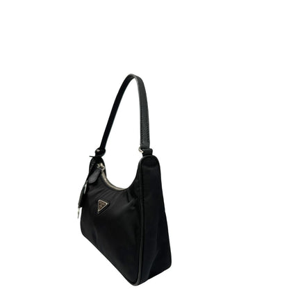 Lato, Borsa Prada in re-nylon nero con finiture in pelle saffiano tono su tono; indossabile a spalla. Originale, usata, di lusso, in ottime condizioni.
