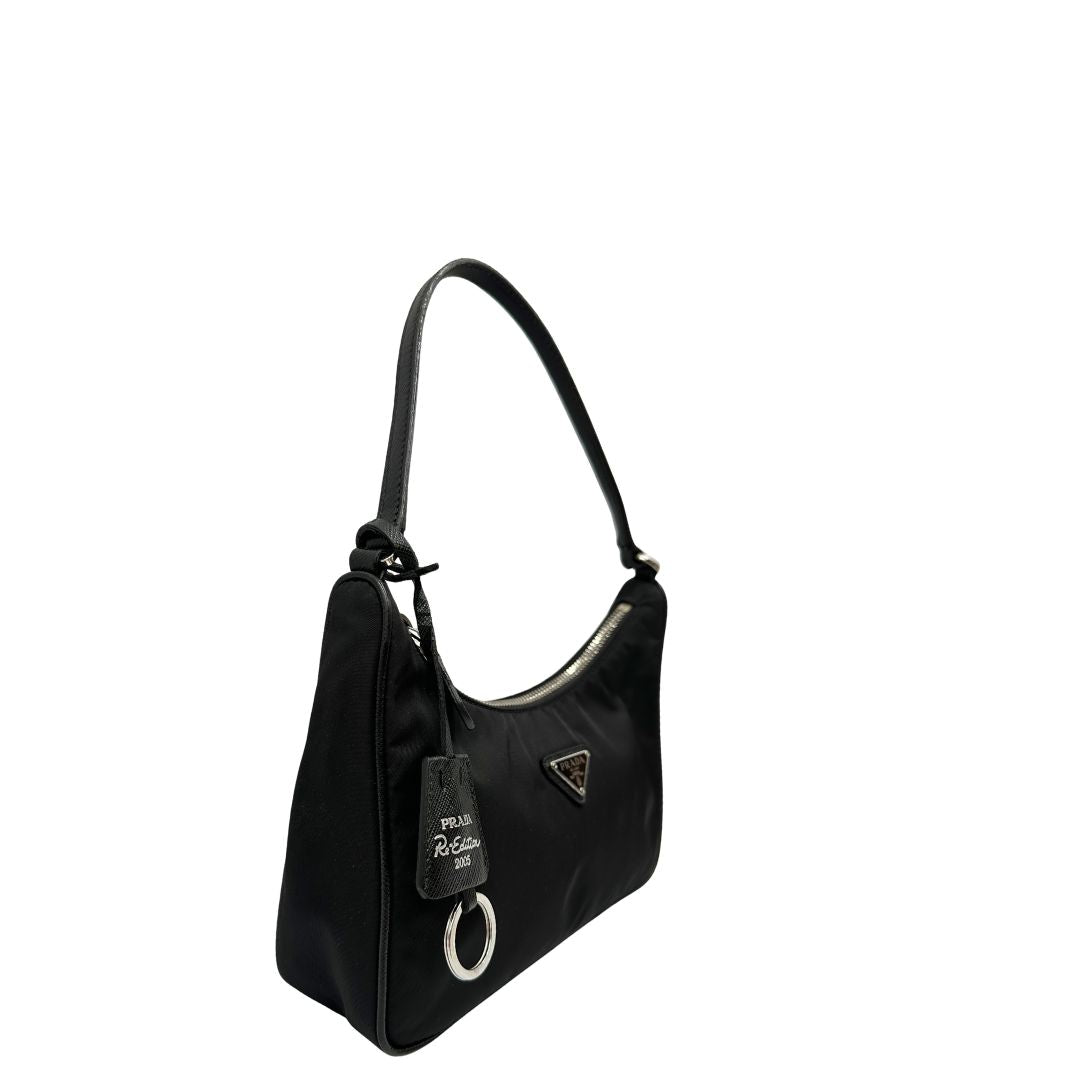 Lato, Borsa Prada in re-nylon nero con finiture in pelle saffiano tono su tono; indossabile a spalla. Originale, usata, di lusso, in ottime condizioni.
