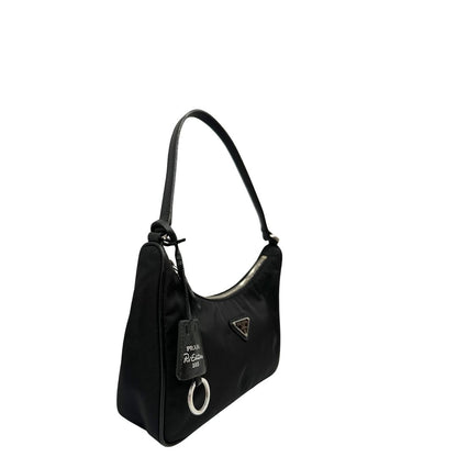 Lato, Borsa Prada in re-nylon nero con finiture in pelle saffiano tono su tono; indossabile a spalla. Originale, usata, di lusso, in ottime condizioni.