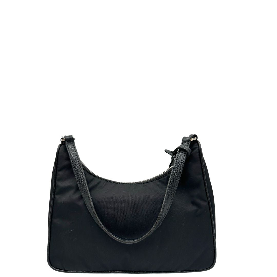 Retro, Borsa Prada in re-nylon nero con finiture in pelle saffiano tono su tono; indossabile a spalla. Originale, usata, di lusso, in ottime condizioni.