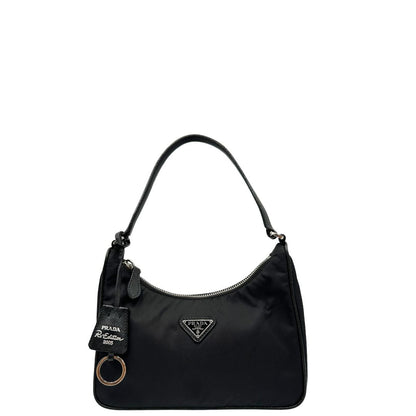 Front, Borsa Prada in re-nylon nero con finiture in pelle saffiano tono su tono; indossabile a spalla. Originale, usata, di lusso, in ottime condizioni.