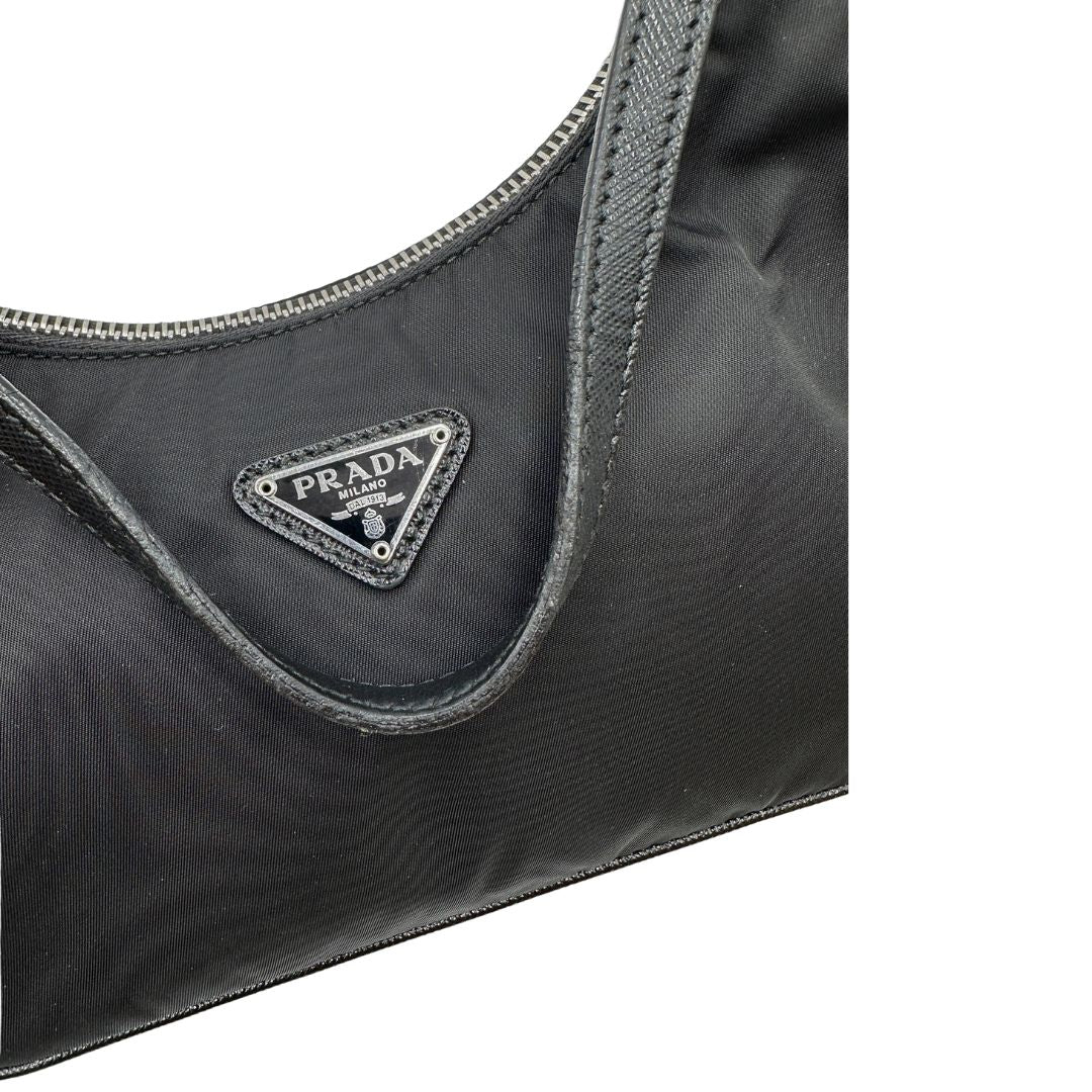  Borsa Prada in re-nylon nero con finiture in pelle saffiano tono su tono; indossabile a spalla. Originale, usata, di lusso, in ottime condizioni.