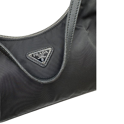  Borsa Prada in re-nylon nero con finiture in pelle saffiano tono su tono; indossabile a spalla. Originale, usata, di lusso, in ottime condizioni.
