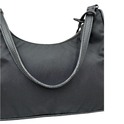 Manico,  Borsa Prada in re-nylon nero con finiture in pelle saffiano tono su tono; indossabile a spalla. Originale, usata, di lusso, in ottime condizioni.