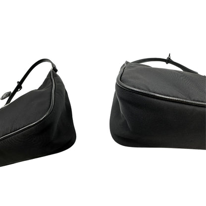 Angoli, Borsa Prada in re-nylon nero con finiture in pelle saffiano tono su tono; indossabile a spalla. Originale, usata, di lusso, in ottime condizioni.