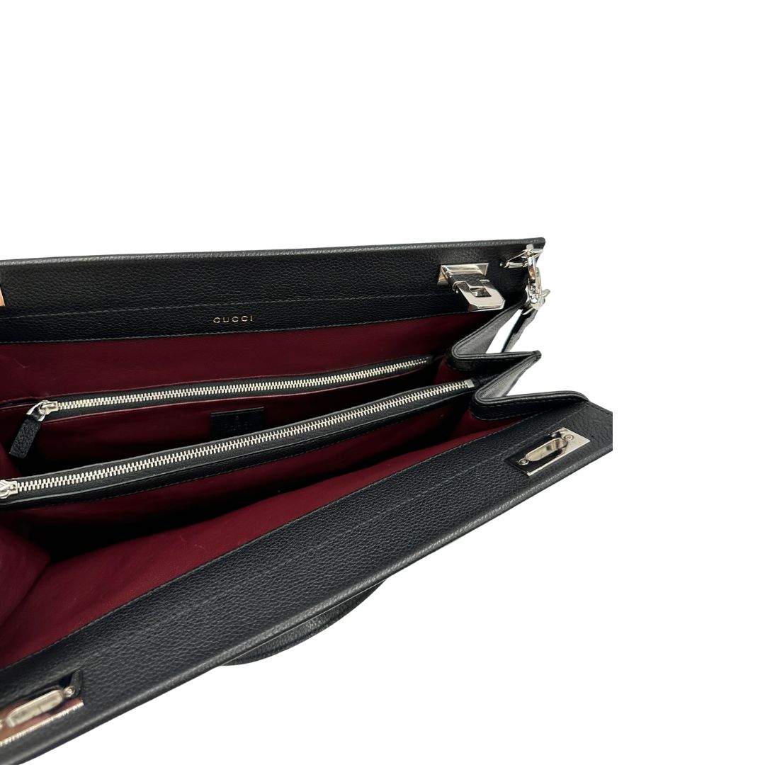 Interno, Borsa Gucci in pelle martellata nera caratterizzata dal dettaglio Horsebit in metallo dorato e argentato con doppie G sul front. Indossabile a mano oppure a spalla. Originale, usata, di lusso, in ottime condizioni.