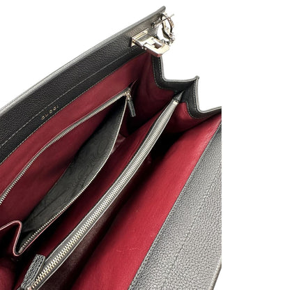 Interno, Borsa Gucci in pelle martellata nera caratterizzata dal dettaglio Horsebit in metallo dorato e argentato con doppie G sul front. Indossabile a mano oppure a spalla. Originale, usata, di lusso, in ottime condizioni.