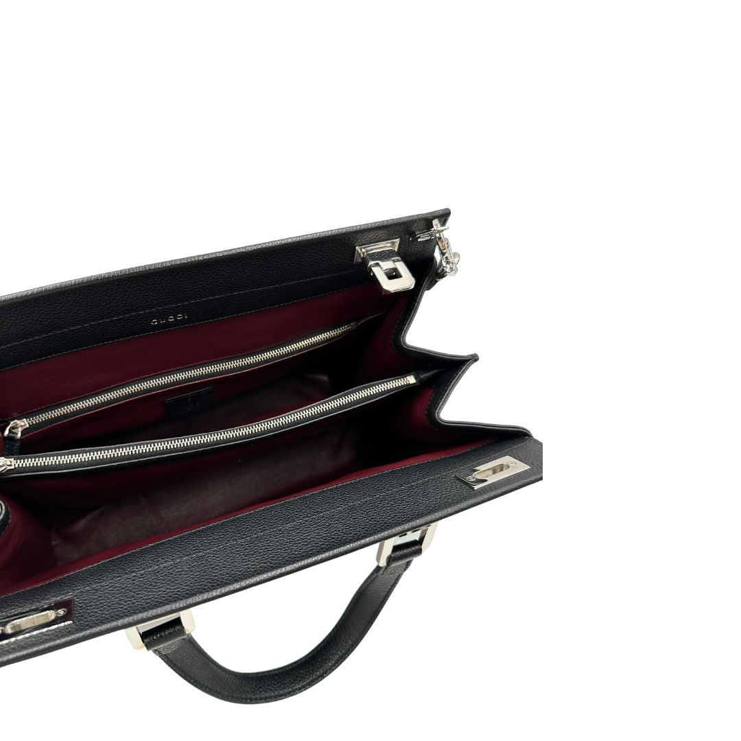 Interno, Borsa Gucci in pelle martellata nera caratterizzata dal dettaglio Horsebit in metallo dorato e argentato con doppie G sul front. Indossabile a mano oppure a spalla. Originale, usata, di lusso, in ottime condizioni.