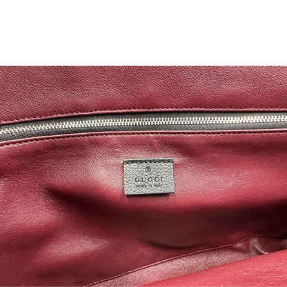Interno, Borsa Gucci in pelle martellata nera caratterizzata dal dettaglio Horsebit in metallo dorato e argentato con doppie G sul front. Indossabile a mano oppure a spalla. Originale, usata, di lusso, in ottime condizioni.