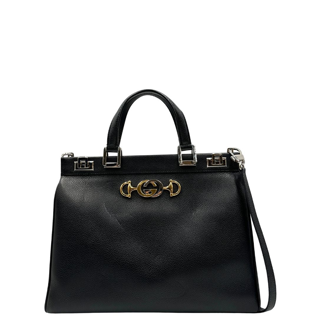 Front, Borsa Gucci in pelle martellata nera caratterizzata dal dettaglio Horsebit in metallo dorato e argentato con doppie G sul front. Indossabile a mano oppure a spalla. Originale, usata, di lusso, in ottime condizioni.