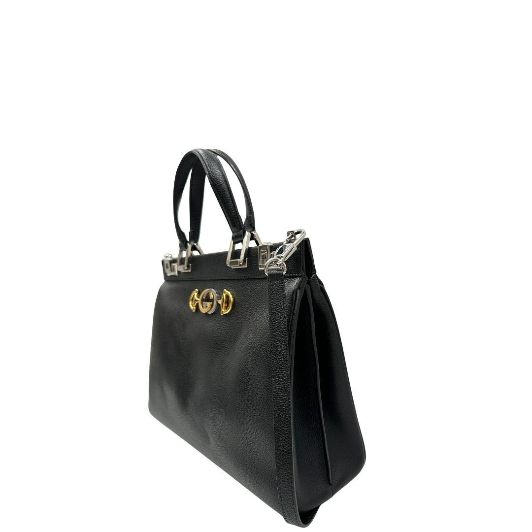 Lato, Borsa Gucci in pelle martellata nera caratterizzata dal dettaglio Horsebit in metallo dorato e argentato con doppie G sul front. Indossabile a mano oppure a spalla. Originale, usata, di lusso, in ottime condizioni.