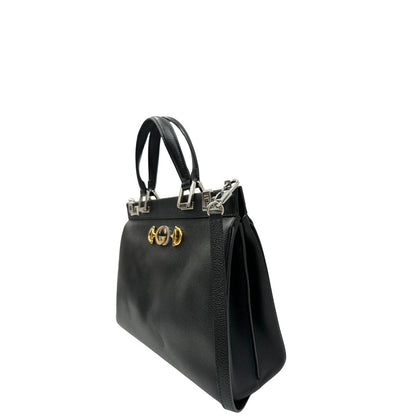 Lato, Borsa Gucci in pelle martellata nera caratterizzata dal dettaglio Horsebit in metallo dorato e argentato con doppie G sul front. Indossabile a mano oppure a spalla. Originale, usata, di lusso, in ottime condizioni.