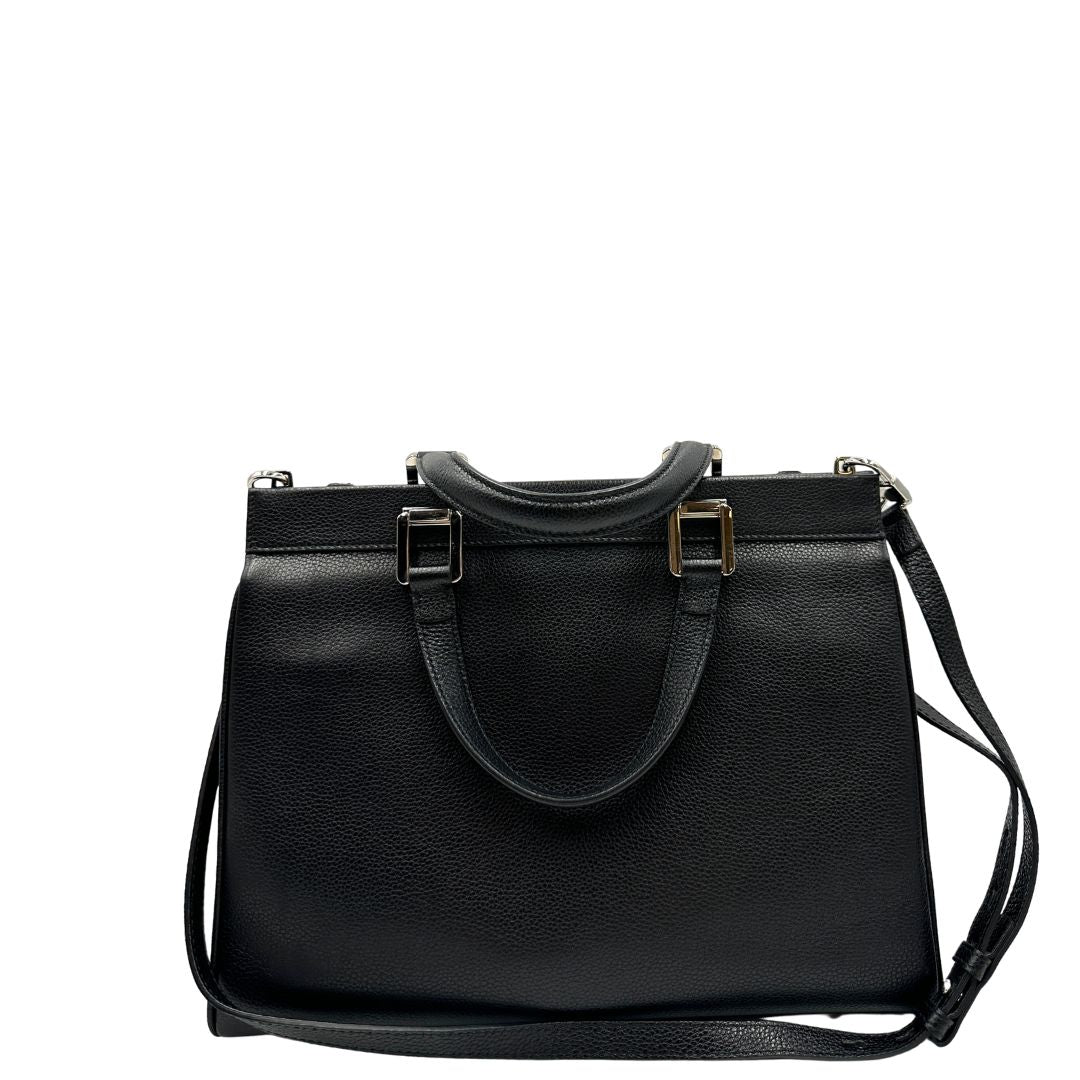 Retro, Borsa Gucci in pelle martellata nera caratterizzata dal dettaglio Horsebit in metallo dorato e argentato con doppie G sul front. Indossabile a mano oppure a spalla. Originale, usata, di lusso, in ottime condizioni.