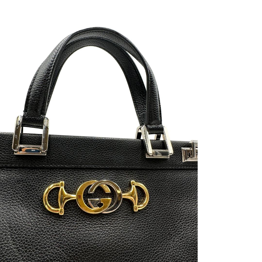 Manici, Borsa Gucci in pelle martellata nera caratterizzata dal dettaglio Horsebit in metallo dorato e argentato con doppie G sul front. Indossabile a mano oppure a spalla. Originale, usata, di lusso, in ottime condizioni.