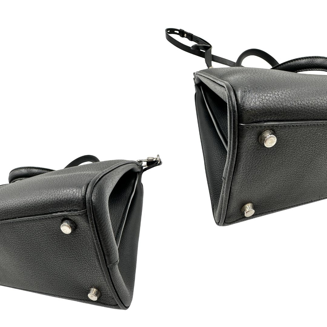 Angoli, Borsa Gucci in pelle martellata nera caratterizzata dal dettaglio Horsebit in metallo dorato e argentato con doppie G sul front. Indossabile a mano oppure a spalla. Originale, usata, di lusso, in ottime condizioni.
