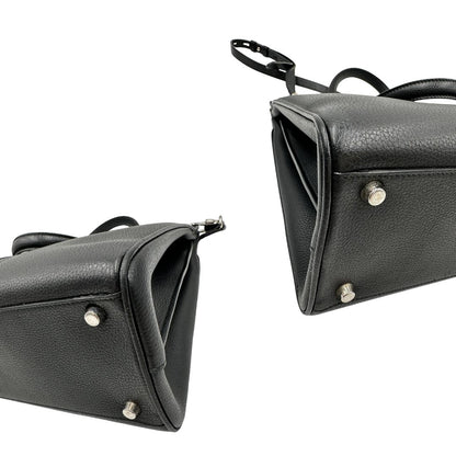Angoli, Borsa Gucci in pelle martellata nera caratterizzata dal dettaglio Horsebit in metallo dorato e argentato con doppie G sul front. Indossabile a mano oppure a spalla. Originale, usata, di lusso, in ottime condizioni.
