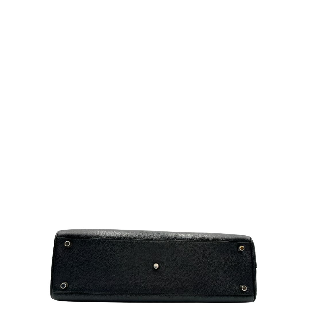 Base, Borsa Gucci in pelle martellata nera caratterizzata dal dettaglio Horsebit in metallo dorato e argentato con doppie G sul front. Indossabile a mano oppure a spalla. Originale, usata, di lusso, in ottime condizioni.