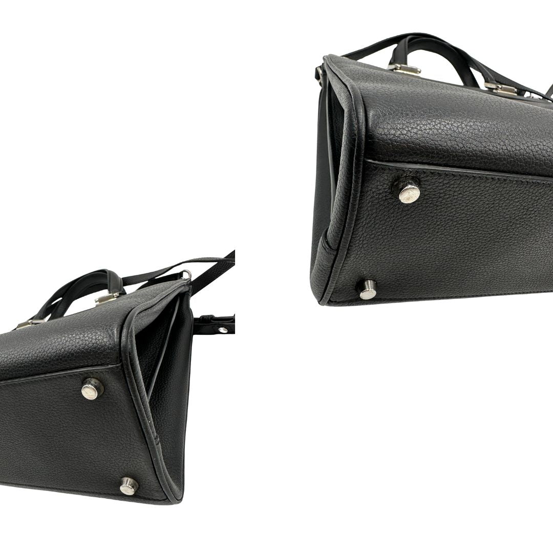 Angoli, Borsa Gucci in pelle martellata nera caratterizzata dal dettaglio Horsebit in metallo dorato e argentato con doppie G sul front. Indossabile a mano oppure a spalla. Originale, usata, di lusso, in ottime condizioni.