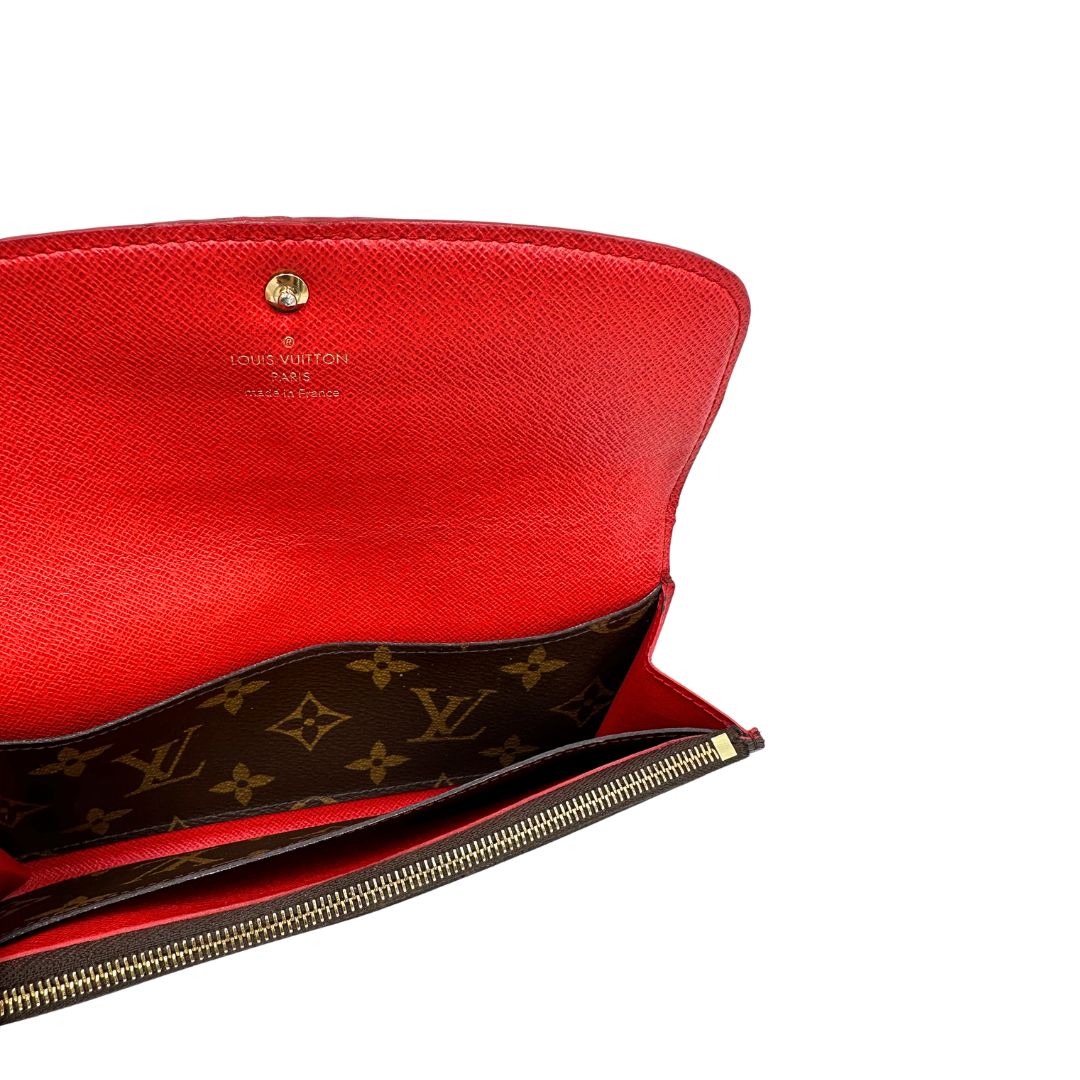 Interno, Portafoglio Louis Vuitton Emilie Bloom Flower realizzato in tela Monogram ed è impreziosito da un bottone a forma di fiore. Originale, usato, di lusso, in ottime condizioni.