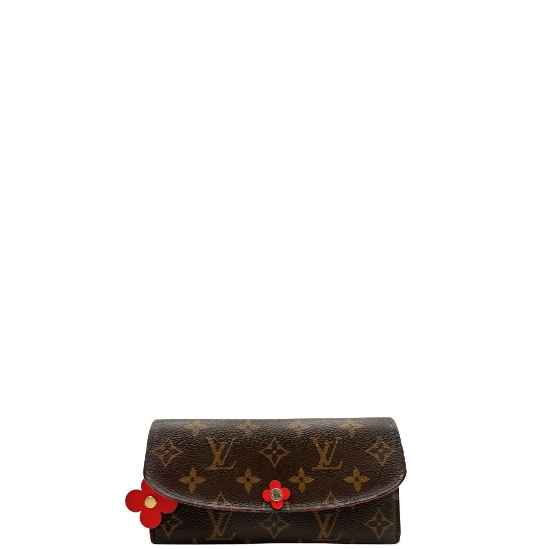 Front, Portafoglio Louis Vuitton Emilie Bloom Flower realizzato in tela Monogram ed è impreziosito da un bottone a forma di fiore. Originale, usato, di lusso, in ottime condizioni.