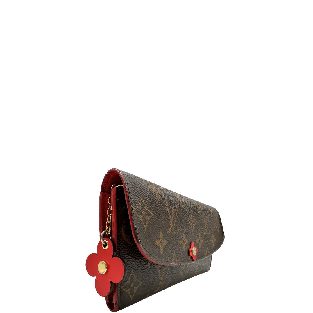 Lato, Portafoglio Louis Vuitton Emilie Bloom Flower realizzato in tela Monogram ed è impreziosito da un bottone a forma di fiore. Originale, usato, di lusso, in ottime condizioni.