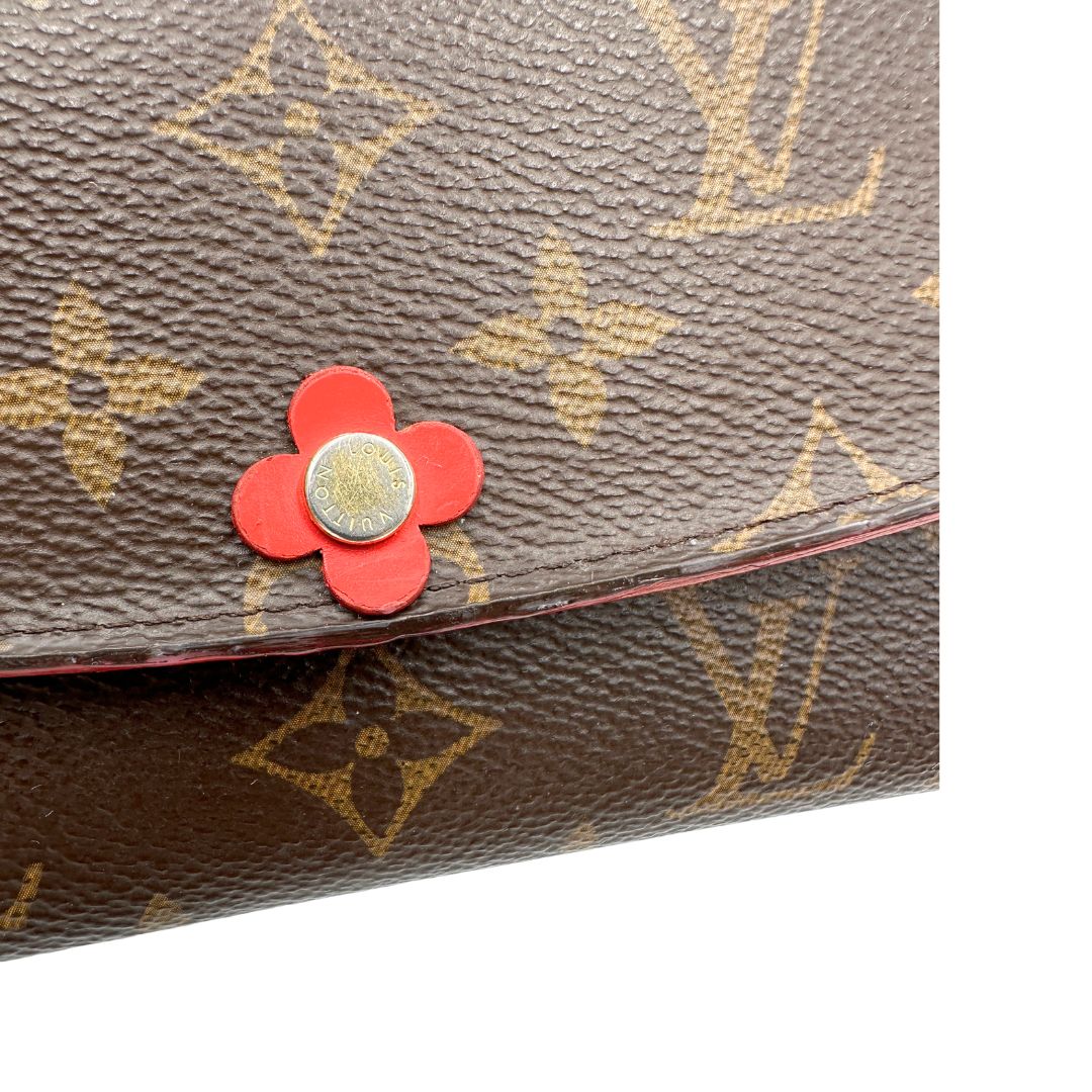 Portafoglio Louis Vuitton Emilie Bloom Flower realizzato in tela Monogram ed è impreziosito da un bottone a forma di fiore. Originale, usato, di lusso, in ottime condizioni.