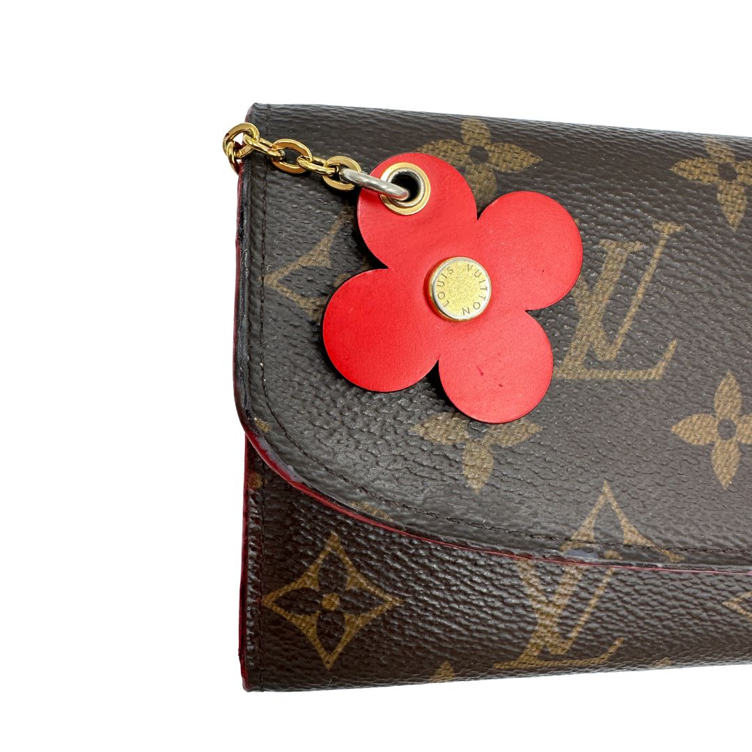 Portafoglio Louis Vuitton Emilie Bloom Flower realizzato in tela Monogram ed è impreziosito da un bottone a forma di fiore. Originale, usato, di lusso, in ottime condizioni.
