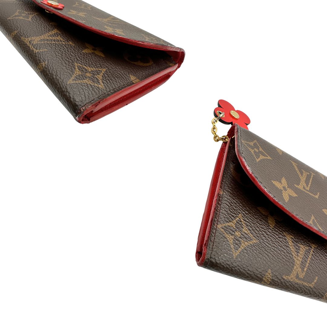 Angoli, Portafoglio Louis Vuitton Emilie Bloom Flower realizzato in tela Monogram ed è impreziosito da un bottone a forma di fiore. Originale, usato, di lusso, in ottime condizioni.