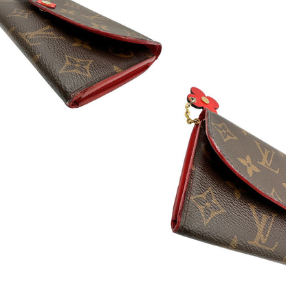 Angoli, Portafoglio Louis Vuitton Emilie Bloom Flower realizzato in tela Monogram ed è impreziosito da un bottone a forma di fiore. Originale, usato, di lusso, in ottime condizioni.