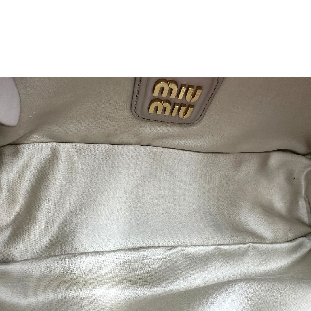 INTERNO  Borsa Miu Miu Arcadie realizzata in nappa color pomice 