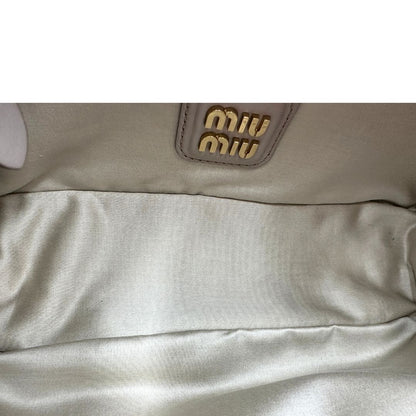 INTERNO  Borsa Miu Miu Arcadie realizzata in nappa color pomice 