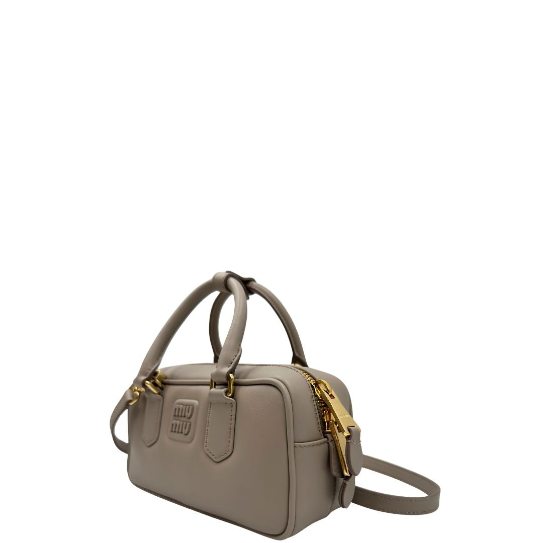 LATO Borsa Miu Miu Arcadie realizzata in nappa color pomice 