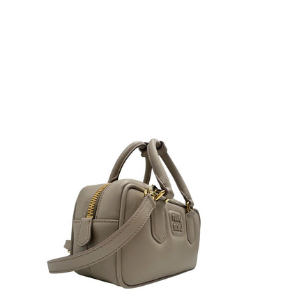 LATO  Borsa Miu Miu Arcadie realizzata in nappa color pomice 