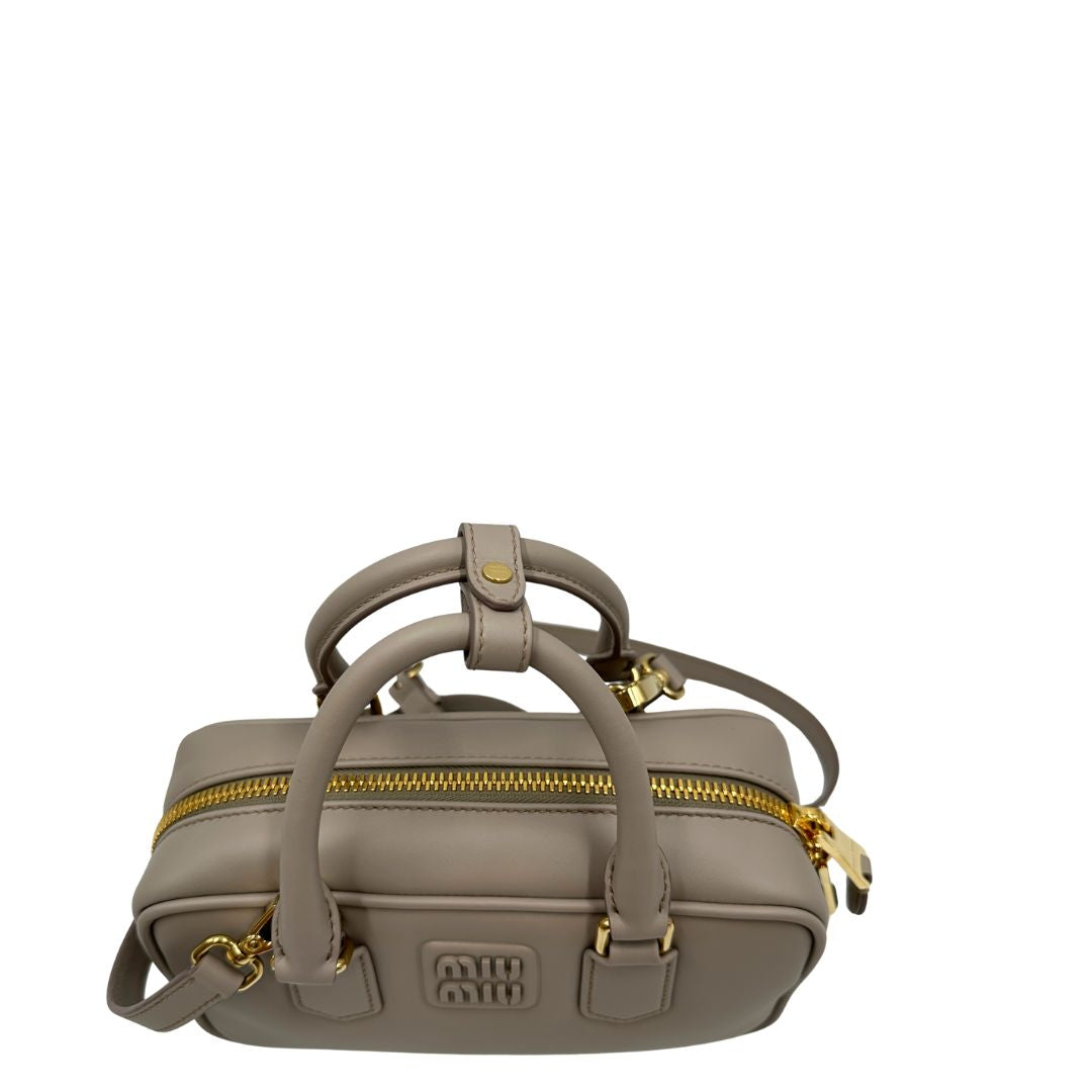 MANICI  Borsa Miu Miu Arcadie realizzata in nappa color pomice 