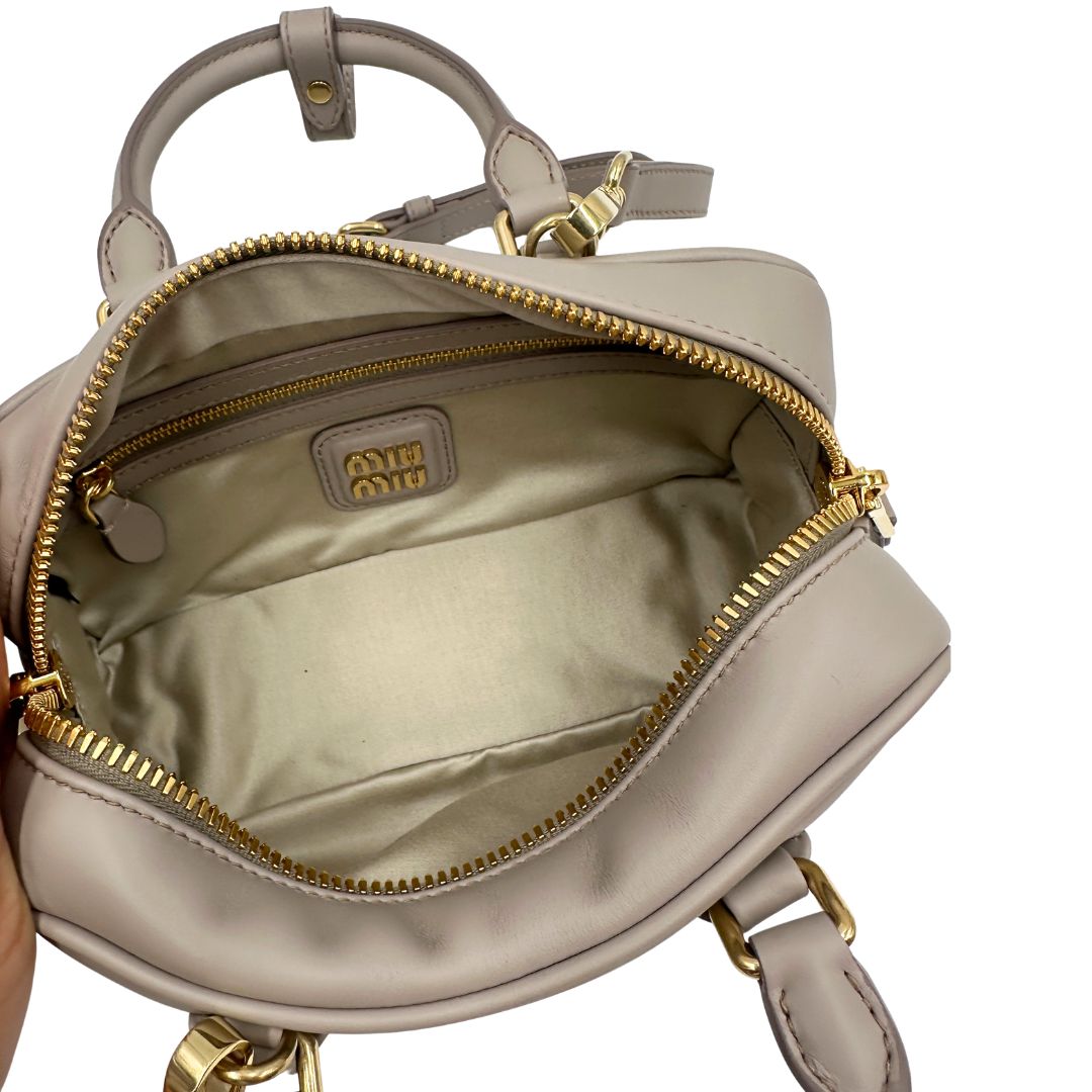 INTERNO  Borsa Miu Miu Arcadie realizzata in nappa color pomice 