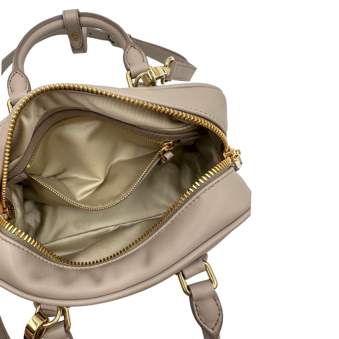 INTERNO  Borsa Miu Miu Arcadie realizzata in nappa color pomice 