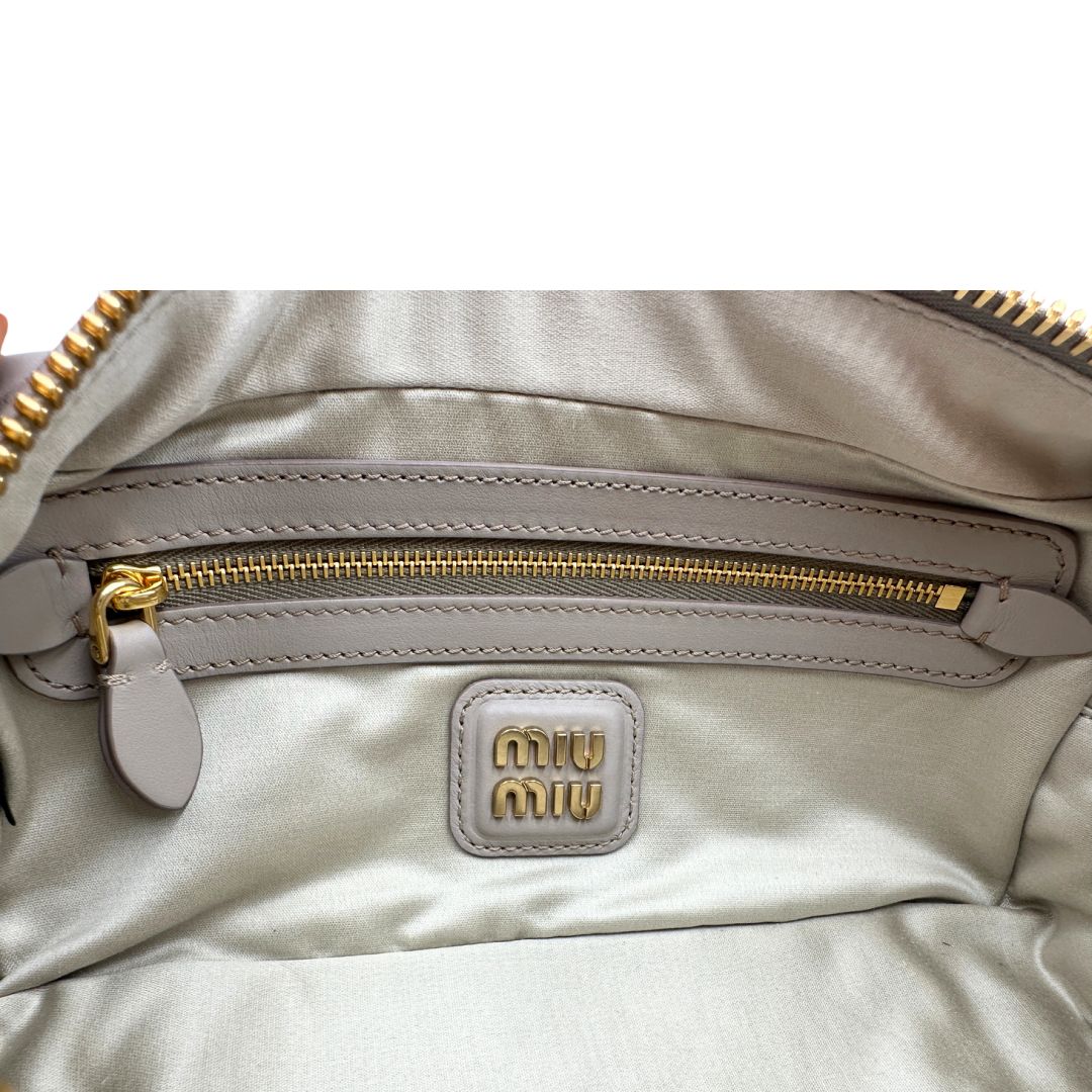INTERNO  Borsa Miu Miu Arcadie realizzata in nappa color pomice 
