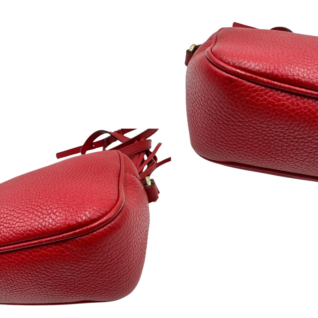 Angoli, Borsa Gucci Soho in pelle martellata color, rosso con tracolla regolabile e nappa decorativa con frange. Originale, usata, di lusso, in ottime condizioni.