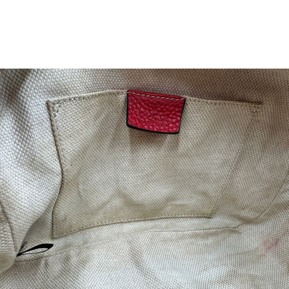 Interno, Borsa Gucci Soho in pelle martellata color, rosso con tracolla regolabile e nappa decorativa con frange. Originale, usata, di lusso, in ottime condizioni.