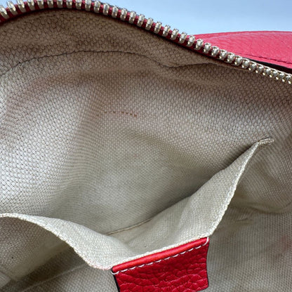 Tasca interna, Borsa Gucci Soho in pelle martellata color, rosso con tracolla regolabile e nappa decorativa con frange. Originale, usata, di lusso, in ottime condizioni.