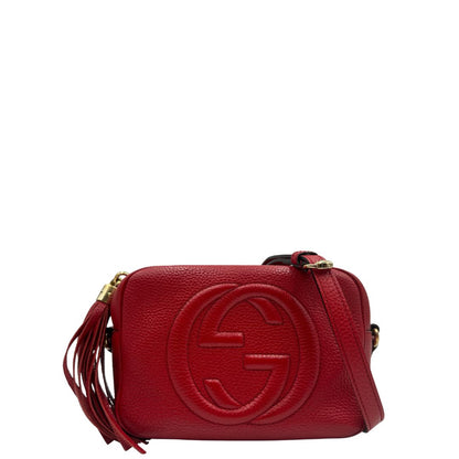 Front, Borsa Gucci Soho in pelle martellata color, rosso con tracolla regolabile e nappa decorativa con frange. Originale, usata, di lusso, in ottime condizioni.