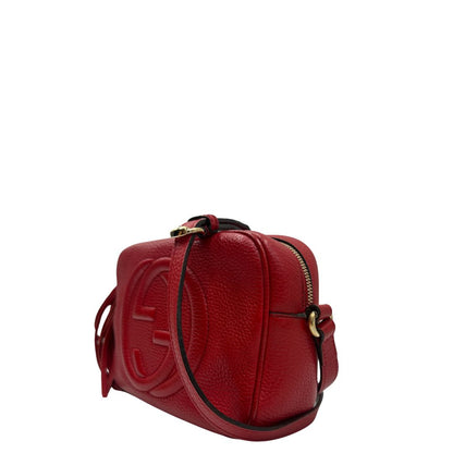 Lato, Borsa Gucci Soho in pelle martellata color, rosso con tracolla regolabile e nappa decorativa con frange. Originale, usata, di lusso, in ottime condizioni.