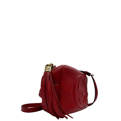 Lato, Borsa Gucci Soho in pelle martellata color, rosso con tracolla regolabile e nappa decorativa con frange. Originale, usata, di lusso, in ottime condizioni.