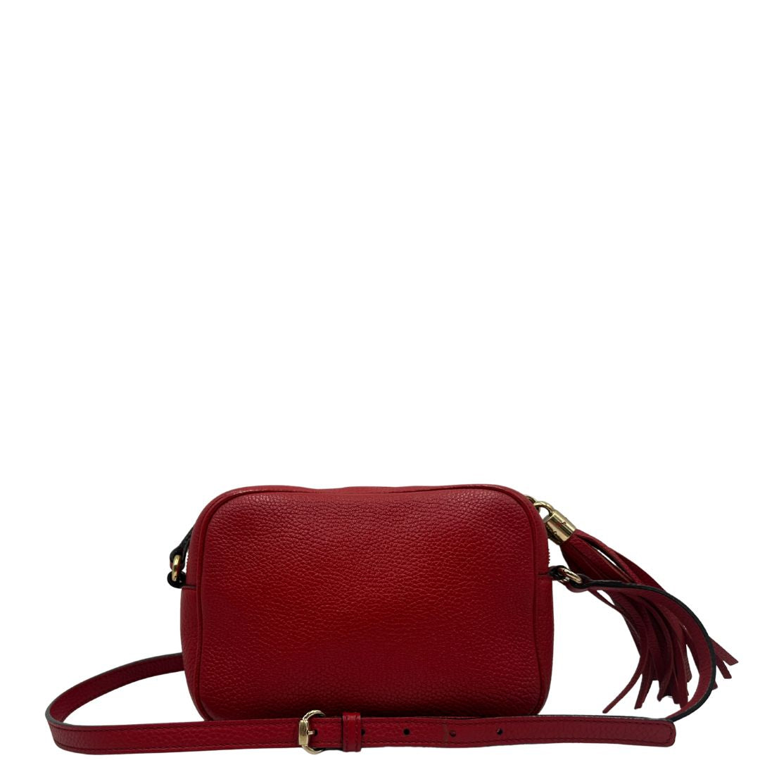Borsa Gucci Soho in pelle martellata color, rosso con tracolla regolabile e nappa decorativa con frange. Originale, usata, di lusso, in ottime condizioni.