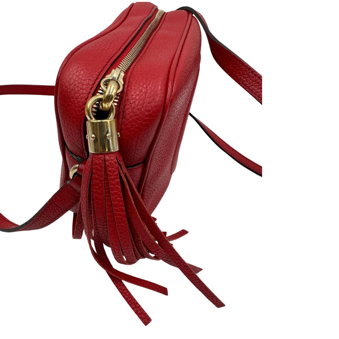Borsa Gucci Soho in pelle martellata color, rosso con tracolla regolabile e nappa decorativa con frange. Originale, usata, di lusso, in ottime condizioni.