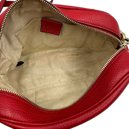 Interno, Borsa Gucci Soho in pelle martellata color, rosso con tracolla regolabile e nappa decorativa con frange. Originale, usata, di lusso, in ottime condizioni.