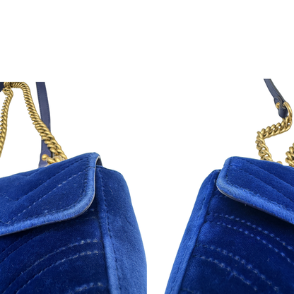 Borsa Gucci Marmont misura piccola in velluto blu con hardware dorato.