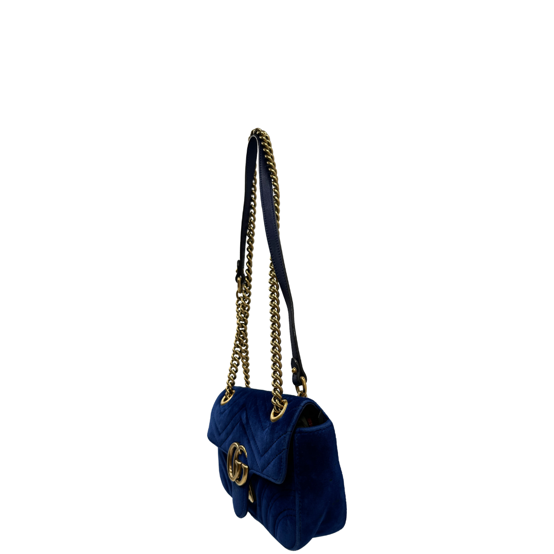 lato Borsa Gucci Marmont misura piccola in velluto blu con hardware dorato. 