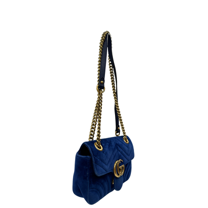 Borsa Gucci Marmont misura piccola in velluto blu con hardware dorato.