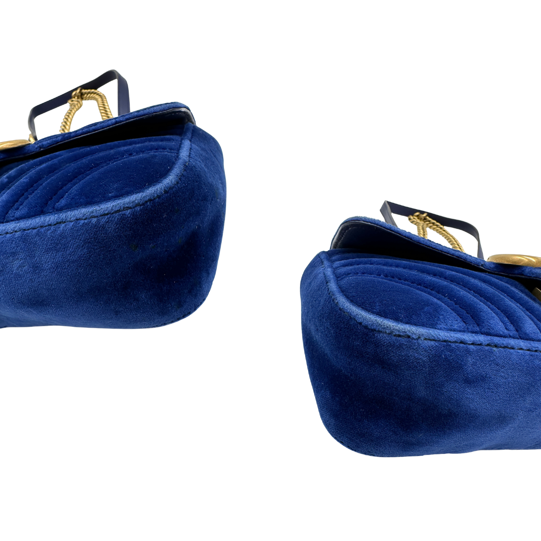angoliBorsa Gucci Marmont misura piccola in velluto blu con hardware dorato. 